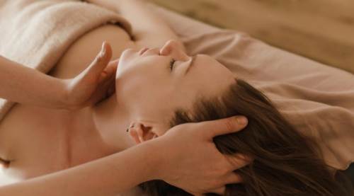 Boyun Düzleşmesi (Düz Boyun Sendromu): Belirtileri, Nedenleri ve Tedavi Yöntemleri