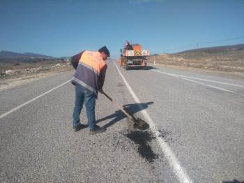 Bozulan Asfalt Yollara Yama Çalışması
