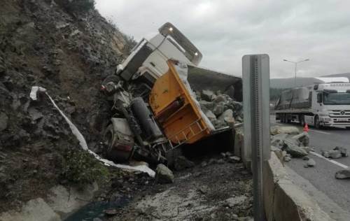 Bozüyük - Eskişehir yolunda kaza: Kayalıklara çarptı! 