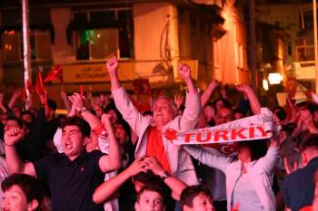 Bozüyük Çeyrek Final Heyecanını Tek Yürek Olarak Dev Ekrandan İzledi
