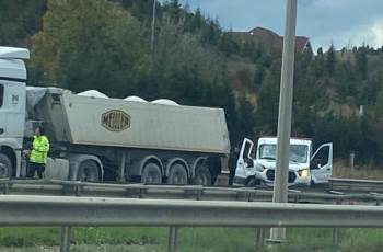 Bozüyük’Te Kamyonet Park Halindeki Tıra Çarptı: 2 Yaralı
