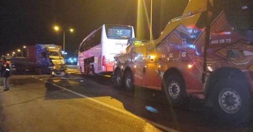 Bozüyük'te kaza: Yolcu otobüsü ile tır çarpıştı, 20 yaralı