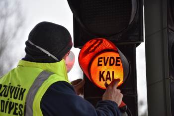 Bozüyük’Te Kırmızı Işıklara ‘Evde Kal’ Yazıldı
