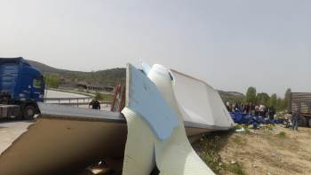 Bozüyük’Te Meyve Yüklü Tır Devrildi; 1 Kişi Yaralandı
