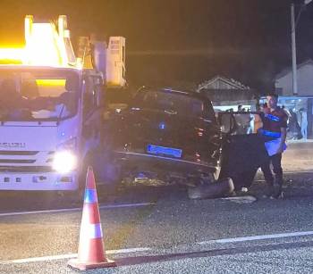 Bozüyük’Te Otomobil Kamyona Çarptı; 3 Kişi Yaralandı
