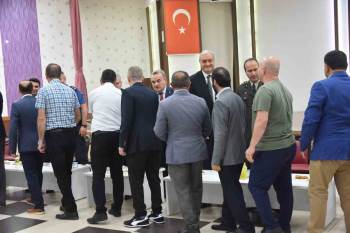 Bozüyük’Te Protokol Ve Vatandaşlar Bayramlaştı
