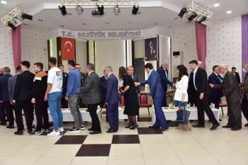 Bozüyük’Te Protokol Ve Vatandaşlar Bayramlaştı
