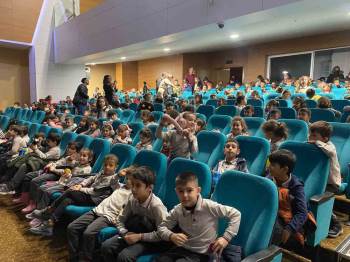 Bozüyük’Te Tiyatro İzlemeyen Çocuk Kalmasın
