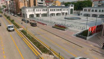 Bozüyük’Te Yol Çizgileri Sarı Renge Boyanarak Yenilendi
