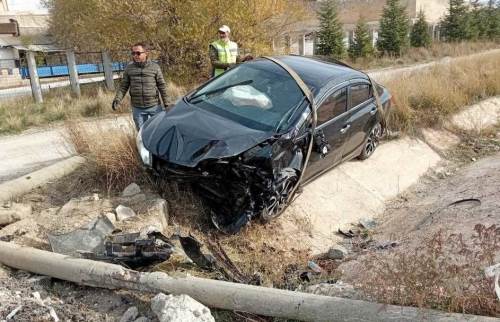 Bozüyük’te yoldan çıkan otomobil su kanalına düştü