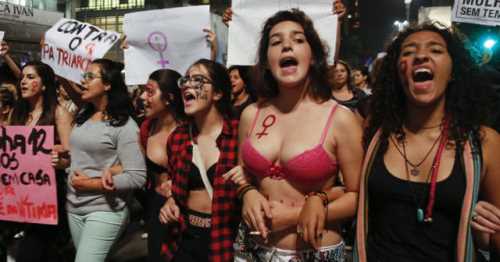 BREZİLYA'DA KADINLAR SOKAKTA