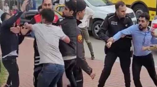 Bu da 'yan baktın' kavgası! Birbirlerine girdiler...