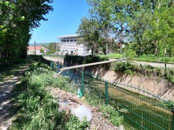 Bu Da Askıda Telefon Direği
