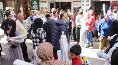 Bu da indirim izdihamı: Birbirleriyle yarıştılar!