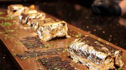 Bu da oldu: Altın kaplama tavuk döner!