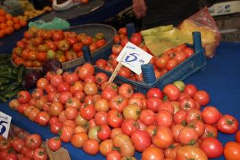 Bu domatesin fiyatı el yakıyor!