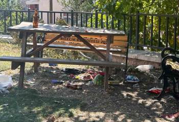 Bu Görüntüler Tarihi Binanın Bahçesinde
