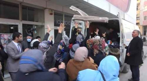 Bu kez de "bedava halı" izdihamı!