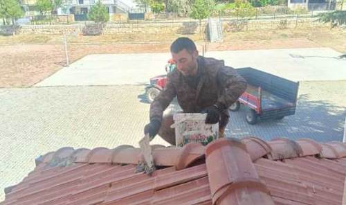 Bu kez makamında değil çatıda! Muhtar öğrenciler için çalıştı