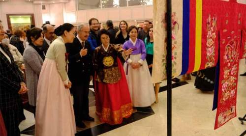 Bu kıyafetler Eskişehir'e 8 bin kilometre uzaktan geldi