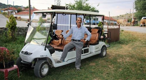 Bu köyde golf arabasıyla geziliyor