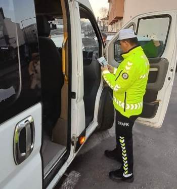 Bu Sefer Ceza Yazmak İçin Değil ’Teşekkür’ Etmek İçin Durdurdu
