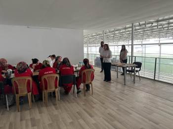 Bu Serada Çalışan Kadınlar İçin ‘Kitap Okuma’ Saati Başlatıldı
