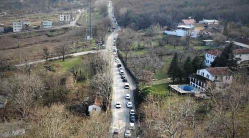 Bu sudan içebilmek için kilometrelerce kuyruğa giriyorlar