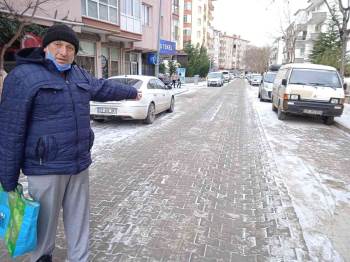 Bu Yolda Araçlar Adeta Zıplayarak Geçiyor
