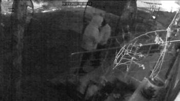 Büfenin Önündeki Masaların Çadırlarını Çaldılar
