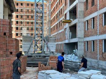 Bugün De Sınav Saatinde İnşaatta Çalıştılar
