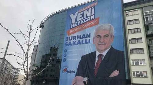 Burhan Sakallı'nın o afişi indirildi!