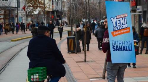 Burhan Sakallı'nın yürüyen billboardları Türkiye'de ilgi çekti
