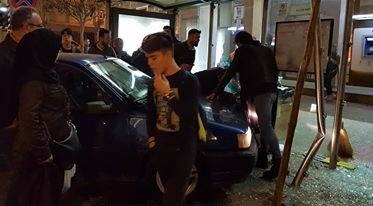 Bursa'da otomobil otobüs durağına daldı