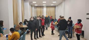 Bütünlemeye Hazırlanan Öğrencilere Kumanya Dağıttılar
