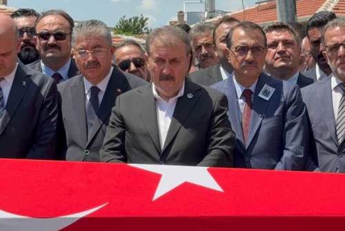 Büyük Birlik Partisi lideri Mustafa Destici ağabeyini gözyaşlarıyla uğurladı