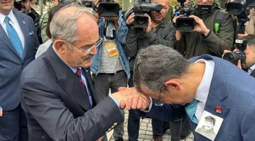 Büyükerşen Özgür Özel’in boyunun ölçüsünü aldı!