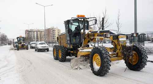 Büyükşehir'in karla mücadelesi sürüyor