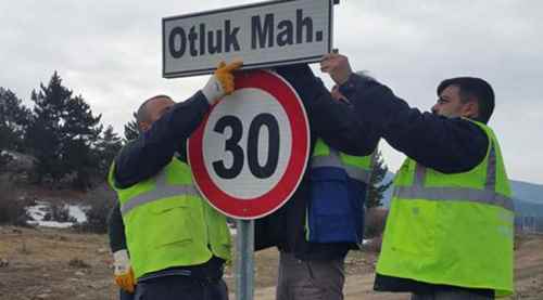 Büyükşehir trafik levhalarını yeniliyor