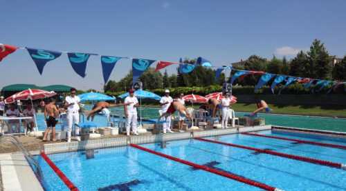 BÜYÜKŞEHİR YÜZMEDE KUPALARI TOPLADI