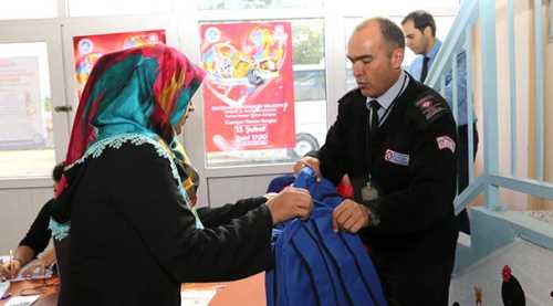 Büyükşehirin kırtasiye yardımları devam ediyor