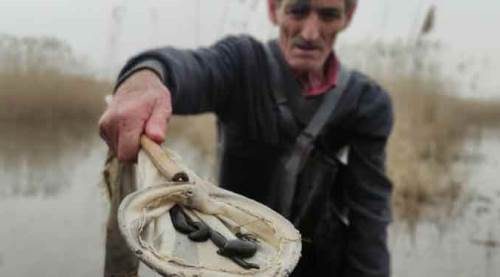 Buz gibi suda saatlerce sülük arıyor, çünkü...