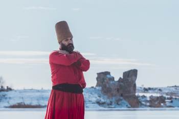 Buz Tutan Göl Üzerinde Sema Gösterisi
