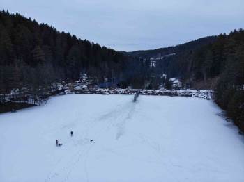 Buz Tutan Göledin Üzerinde Tehlikeli Gezinti
