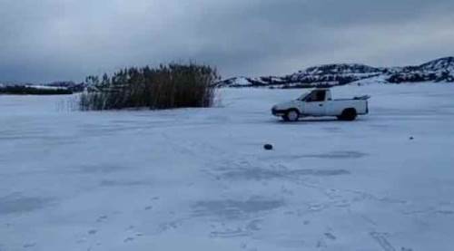 Buz tutan gölün üzerinde öyle bir çılgınlık yaptı ki...