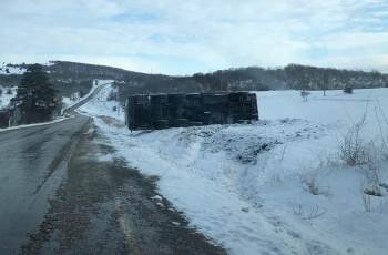 Buzlu Yolda Devrilen Tankerin Sürücüsü Yaralandı
