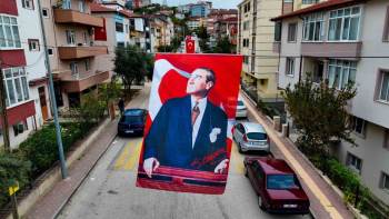 Caddeler, Sokaklar Bayraklarla Donatıldı
