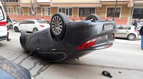 Caddenin ortasında tavan üstü kaldı