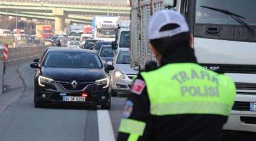 Çakarlı aracı durduran polise şok!