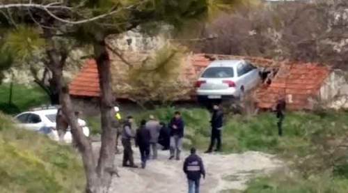 Çalındığını sandığı otomobilini çatıda buldu